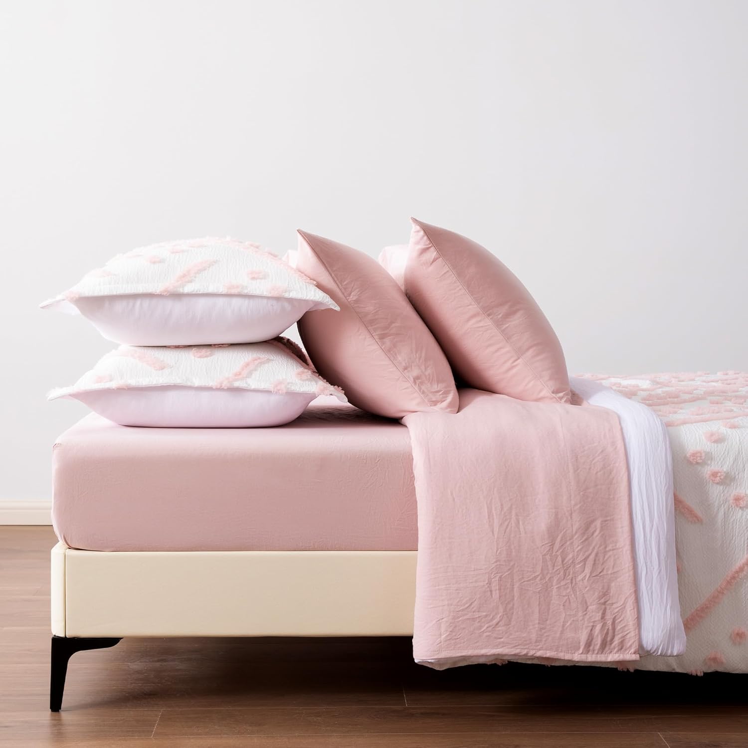 Amazon Basics 7-Piece Kids' Bed-in-a-Bag, Jacquard Microfiber Bedding Set with Comforter, Sheets, Pillowcases and Pillow Covers, All-Season, Pink Tufted, Full/Queen