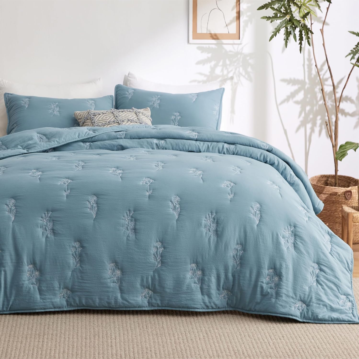 Bedsure Quilts Queen Size - Ultra Soft Quilt Bedding, White Bedspread Queen Size for Modern Bedroom, Lightweight All-Season Comforter, 90x96 Inch