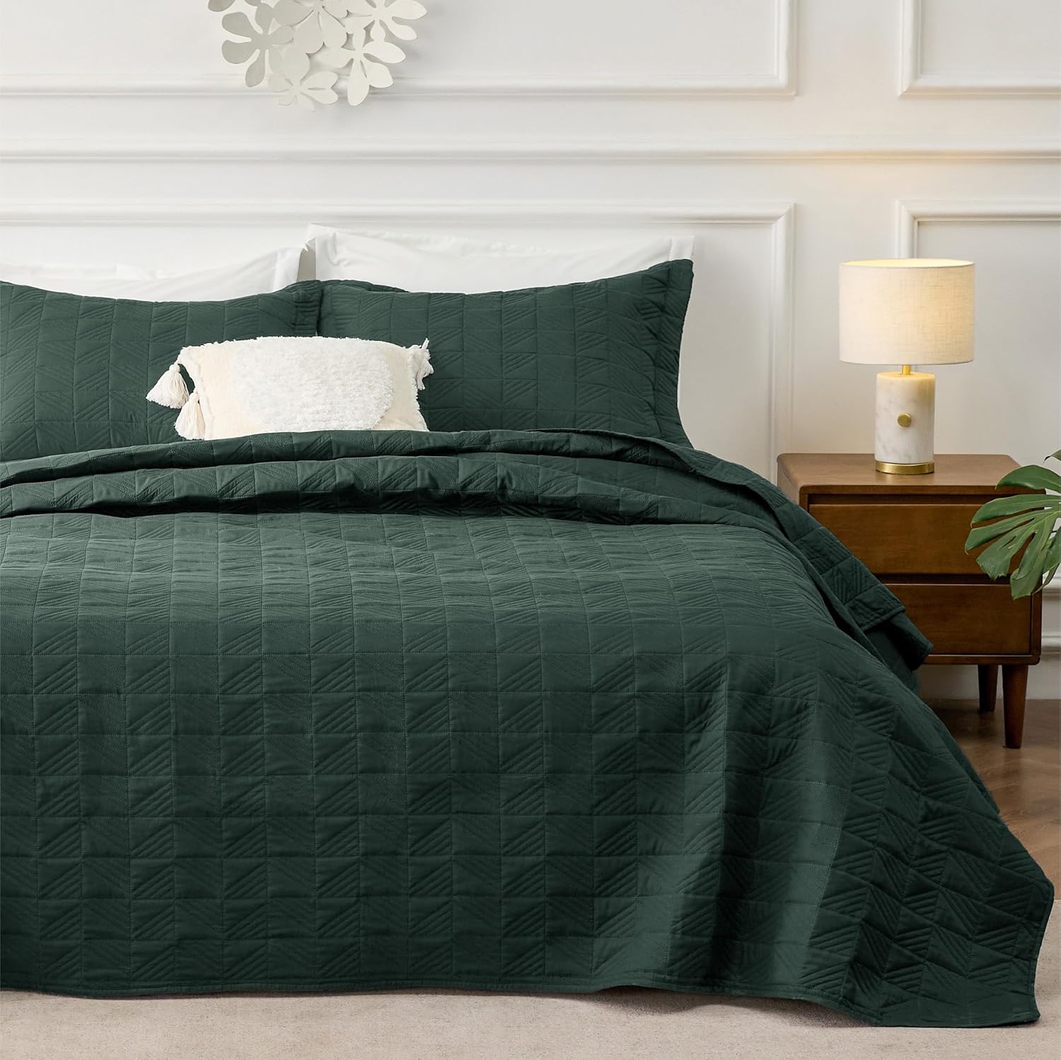 Bedsure Quilts Queen Size - Ultra Soft Quilt Bedding, White Bedspread Queen Size for Modern Bedroom, Lightweight All-Season Comforter, 90x96 Inch