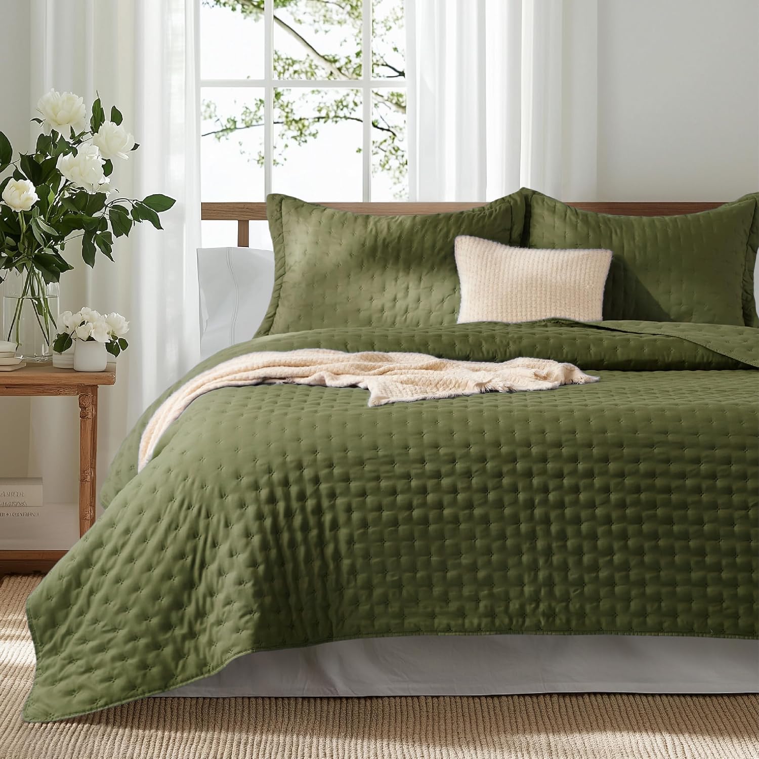 Bedsure Quilts Queen Size - Ultra Soft Quilt Bedding, White Bedspread Queen Size for Modern Bedroom, Lightweight All-Season Comforter, 90x96 Inch